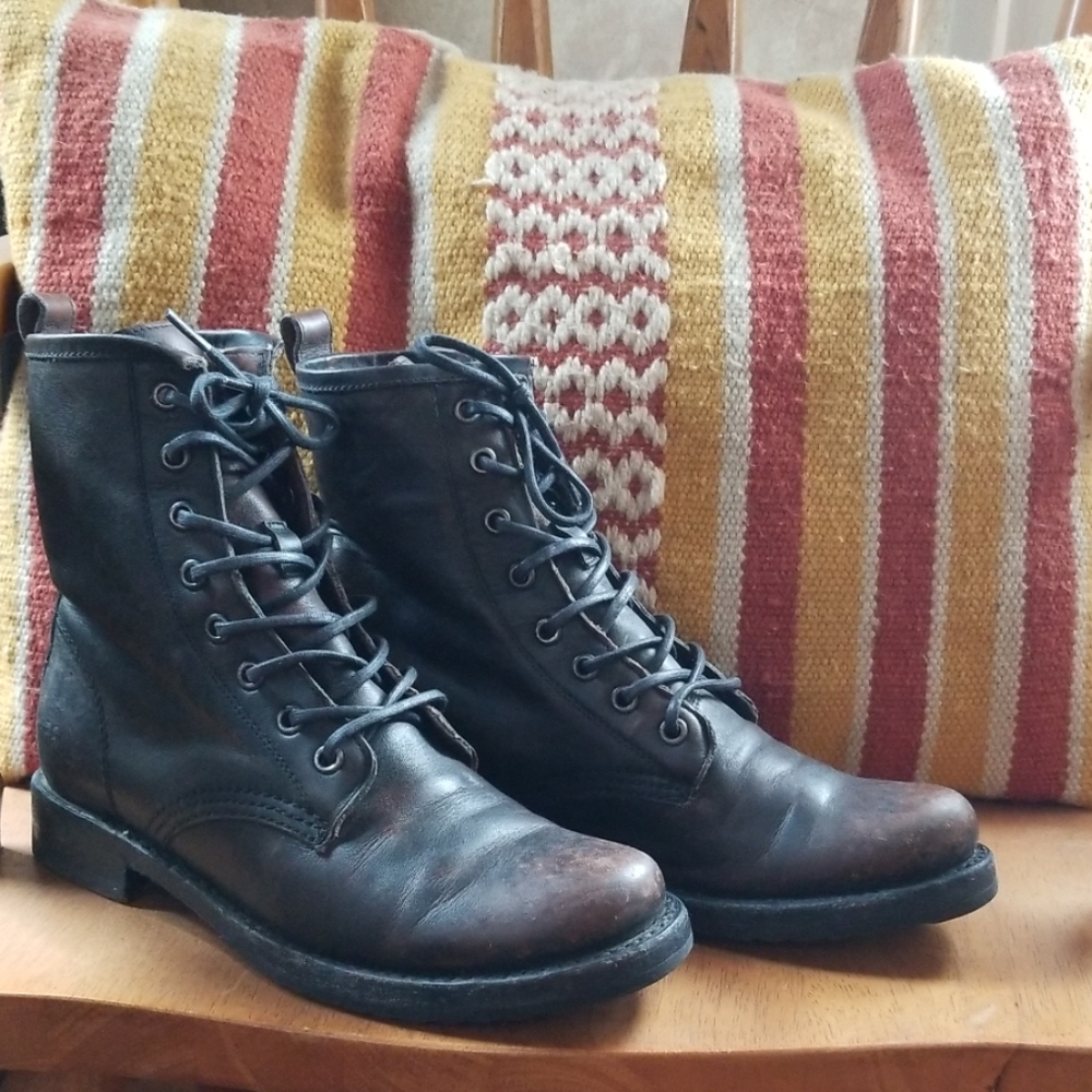 FWT Frye  blk distressed Victoria combat boot
